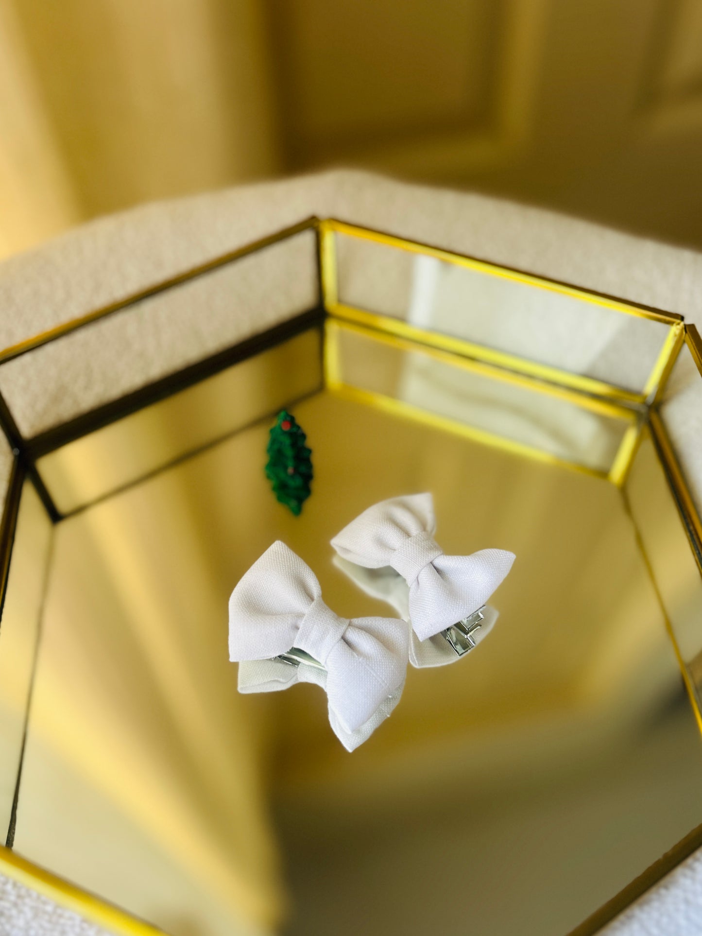 Christmas collections 🎄 - Plain petite white bow clips.