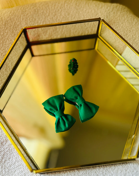 Christmas collections 🎄 - Plain petite green bow clips.